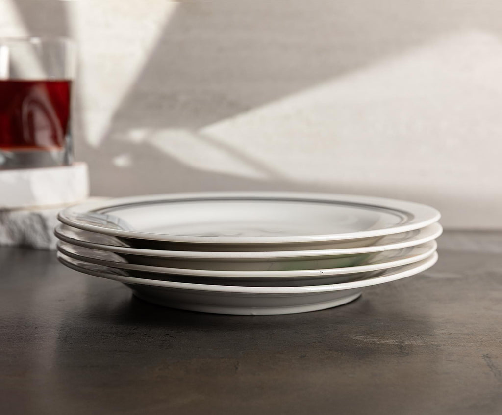 Star Wars: The Mandalorian Mando and Grogu 4-Piece 8-Inch Dinner Plate Set